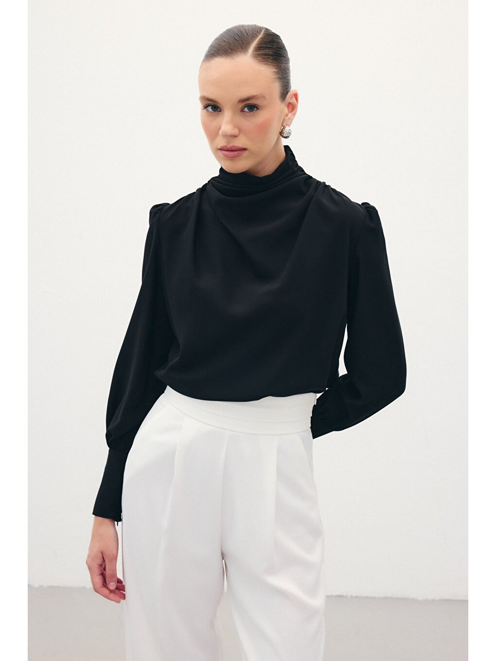 Drape Detaylı Bluz - Siyah-3