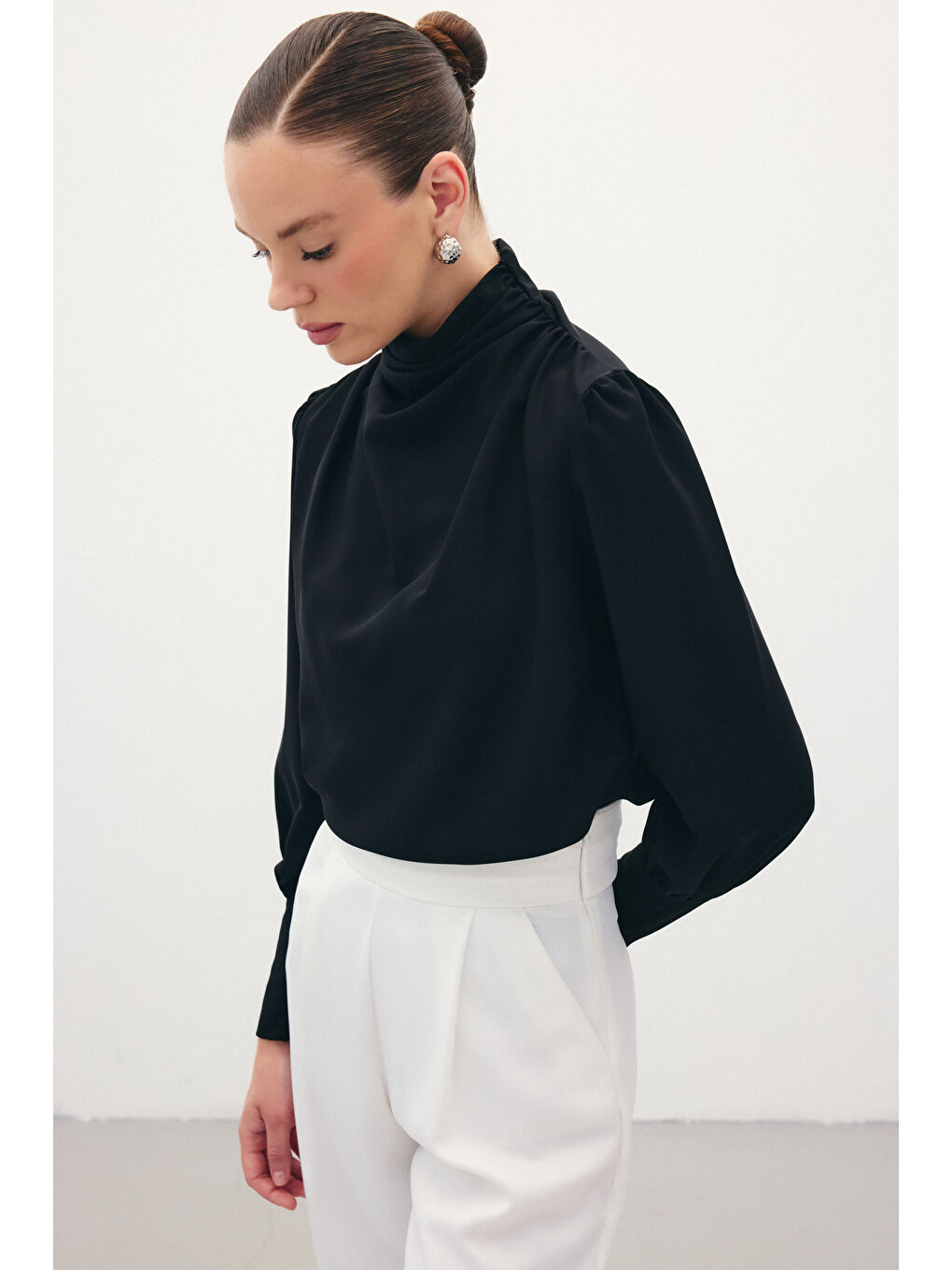 Drape Detaylı Bluz - Siyah-4
