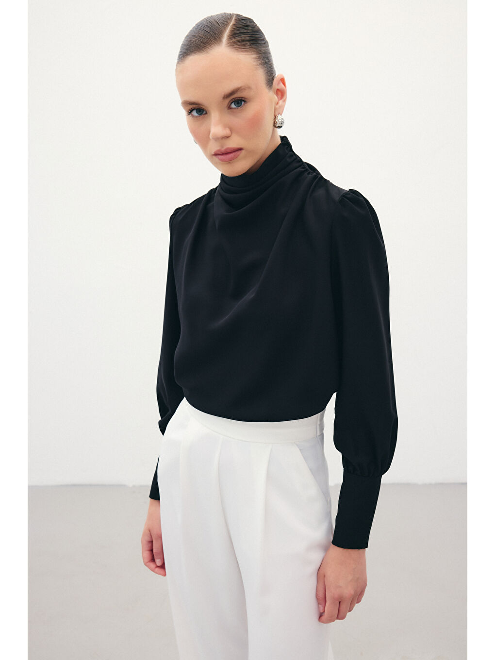 Drape Detaylı Bluz - Siyah-5