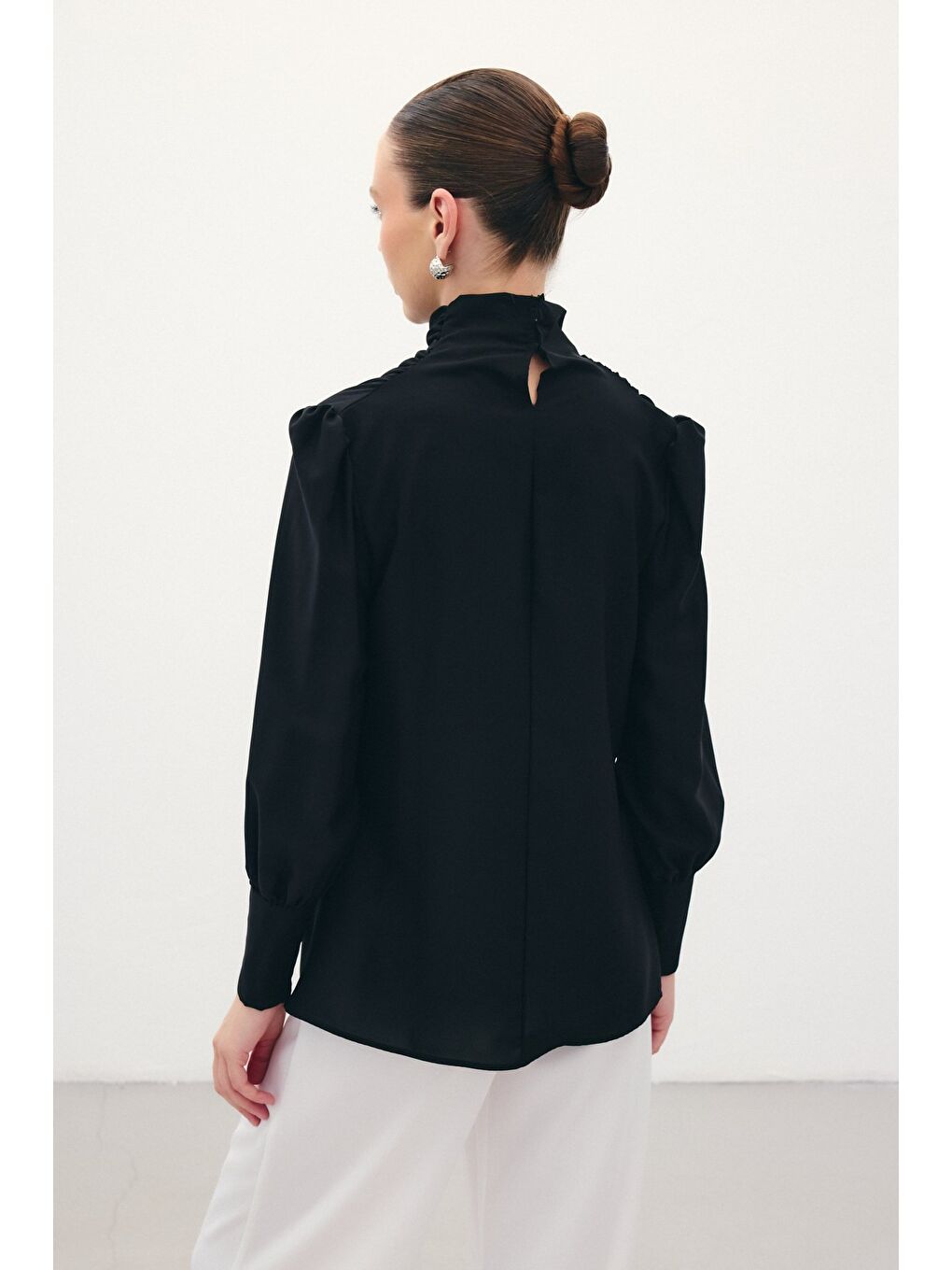 Drape Detaylı Bluz - Siyah-7