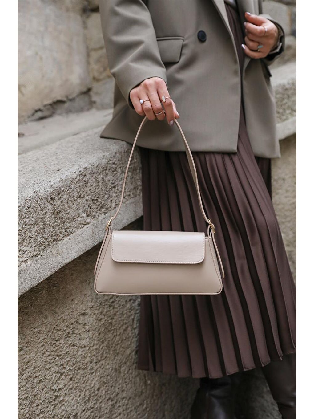 Alba Sade Tasarım Kapaklı Kadın Kol Çantası - Bej