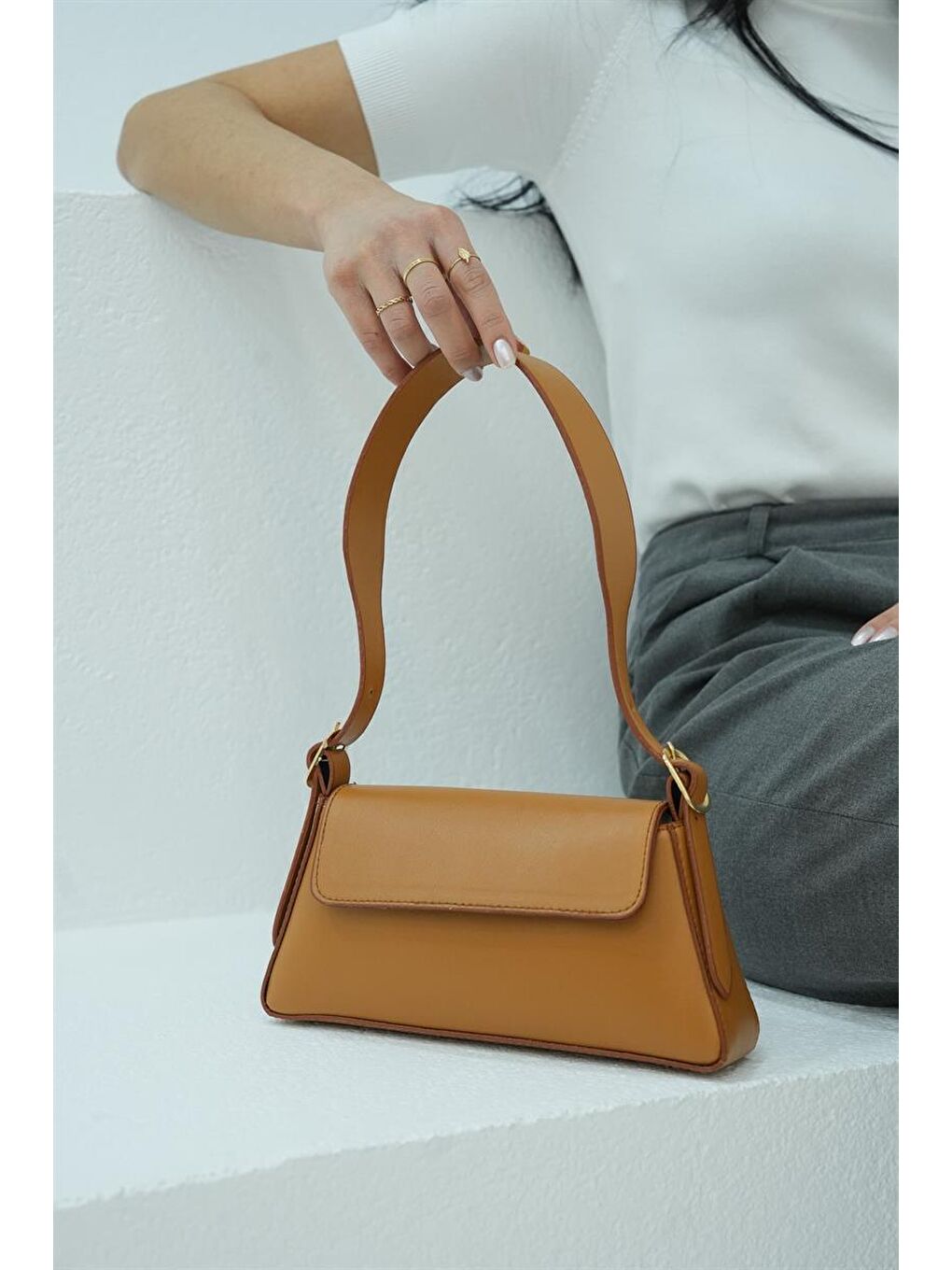 Bej Alba Sade Tasarım Kapaklı Kadın Kol Çantası - Karamel-1