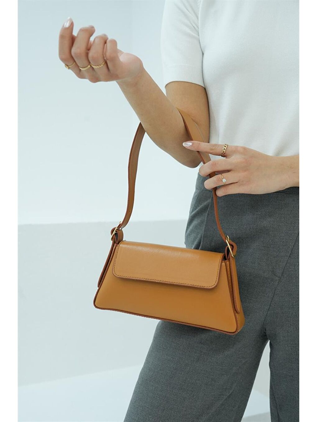 Bej Alba Sade Tasarım Kapaklı Kadın Kol Çantası - Karamel-2
