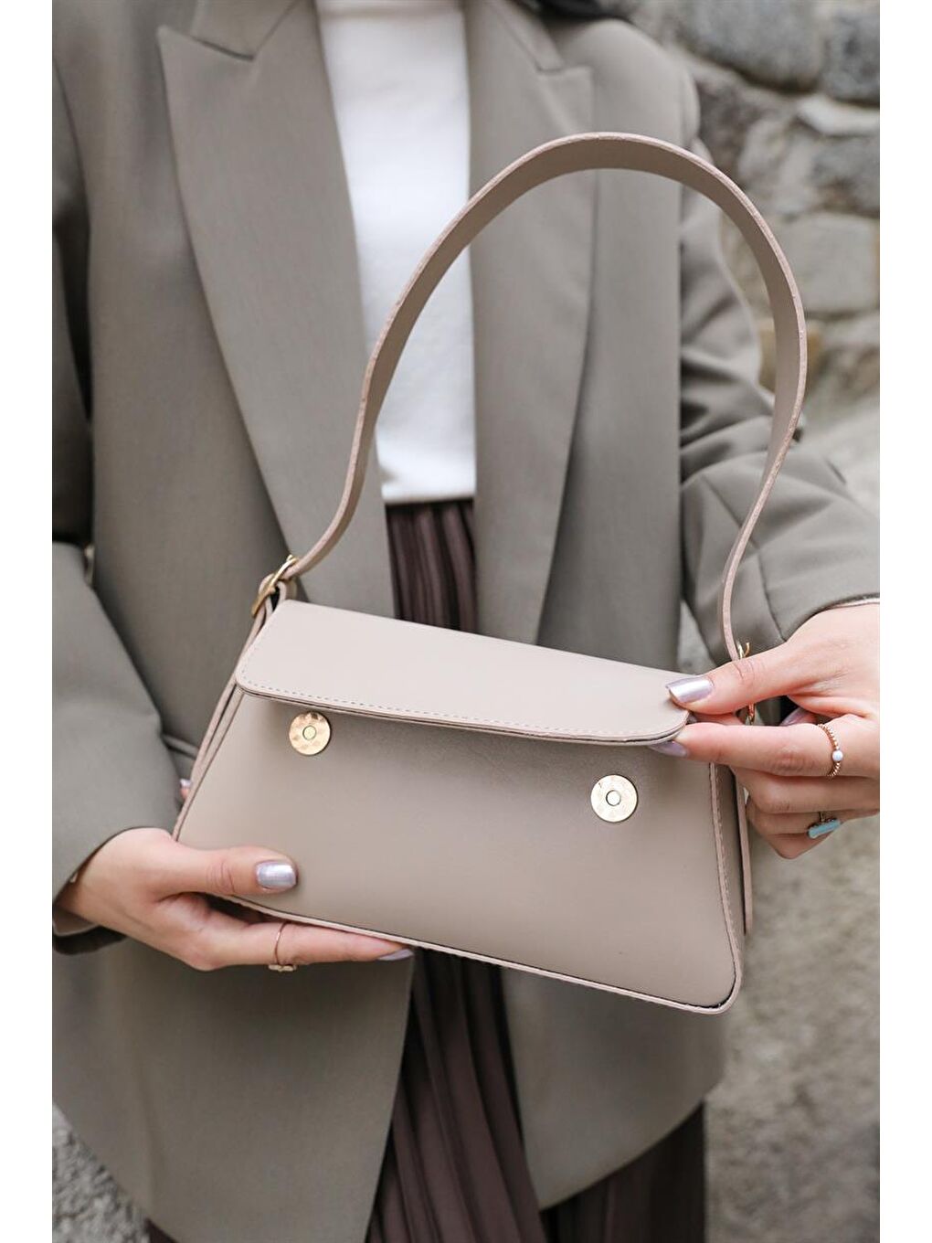 Alba Sade Tasarım Kapaklı Kadın Kol Çantası - Bej-1