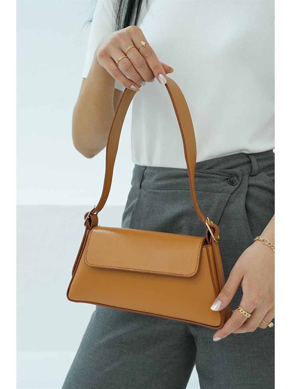 Bej Alba Sade Tasarım Kapaklı Kadın Kol Çantası - Karamel-3