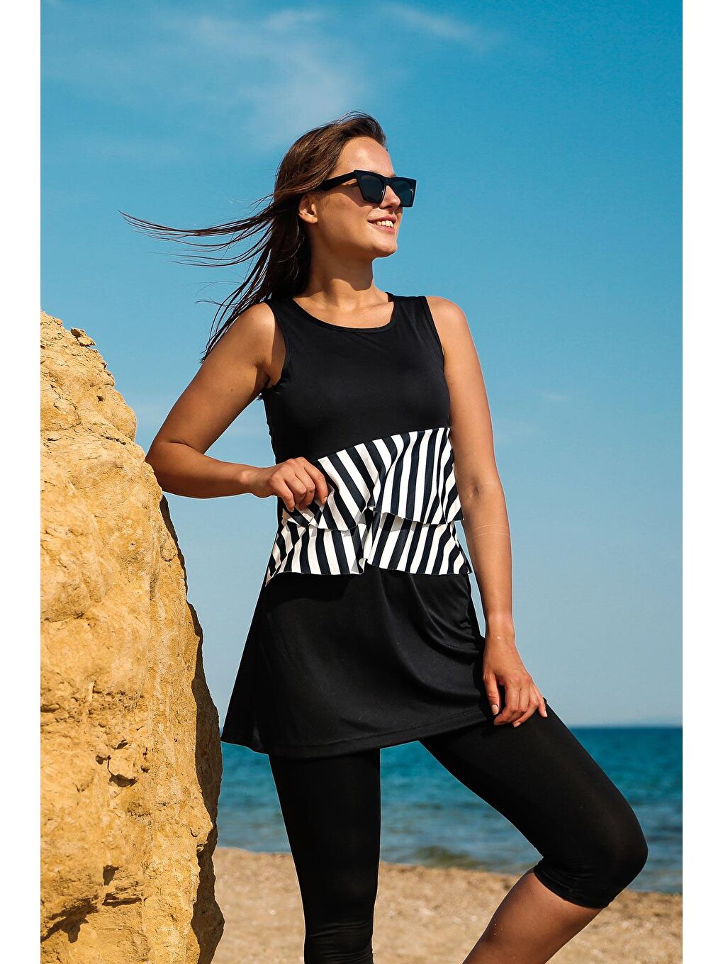 Siyah Yarı Kapalı Mayo R2210