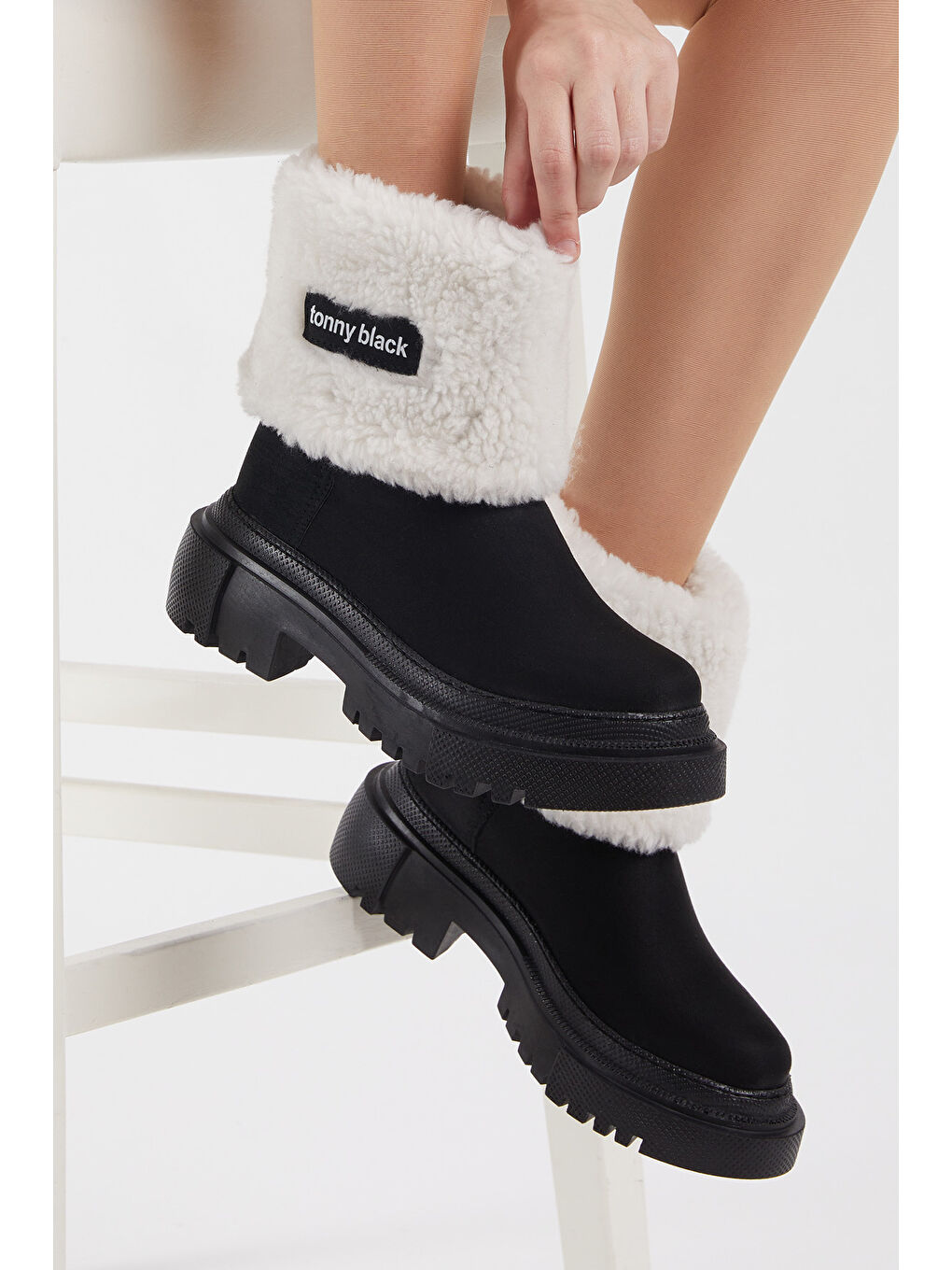 Kadın Siyah Süet Rahat Kalıp Kalın Taban Kürklü Bot-2