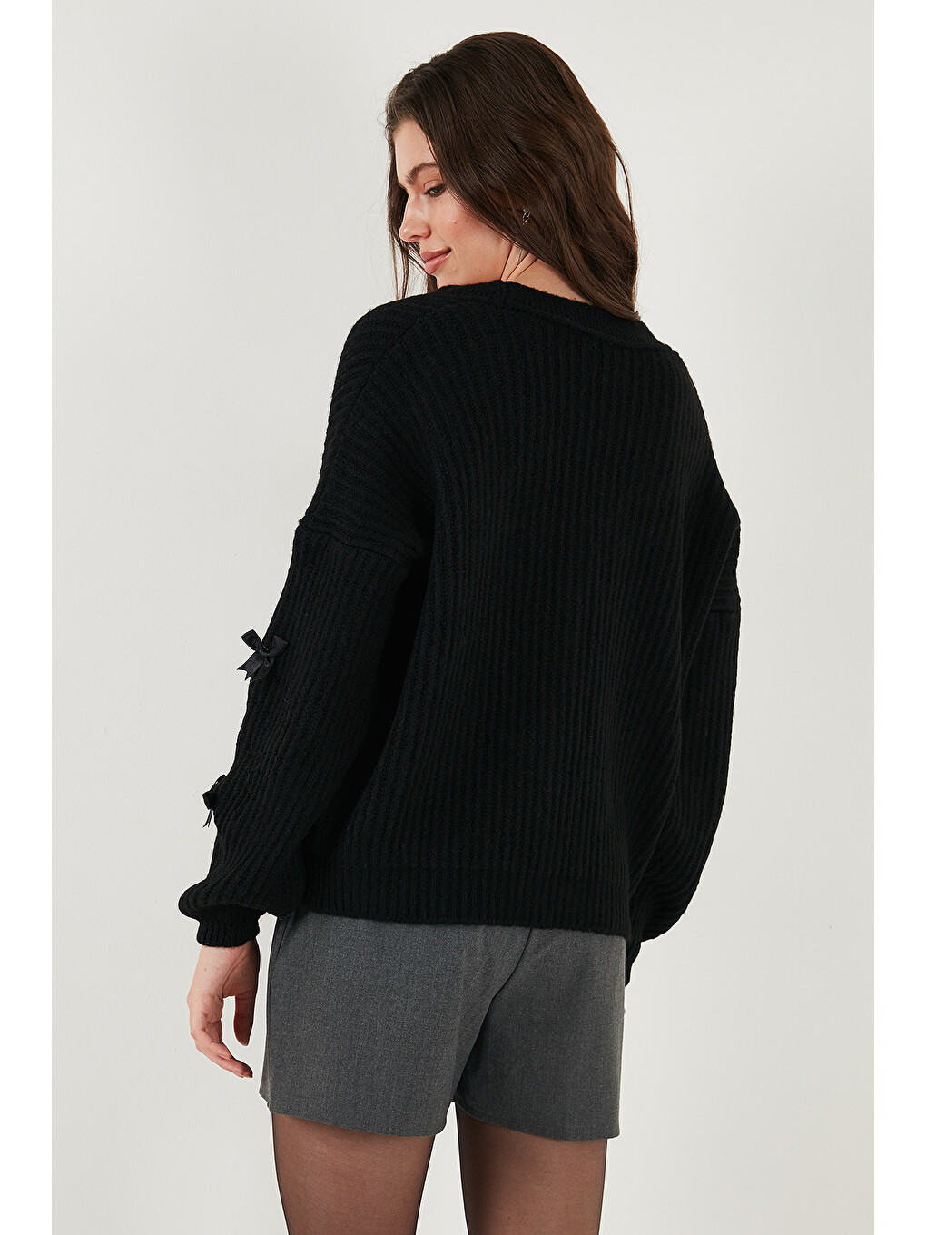 Siyah Oversize Fit V Yaka Fiyonk Detaylı Düğmeli Hırka 4615577-2