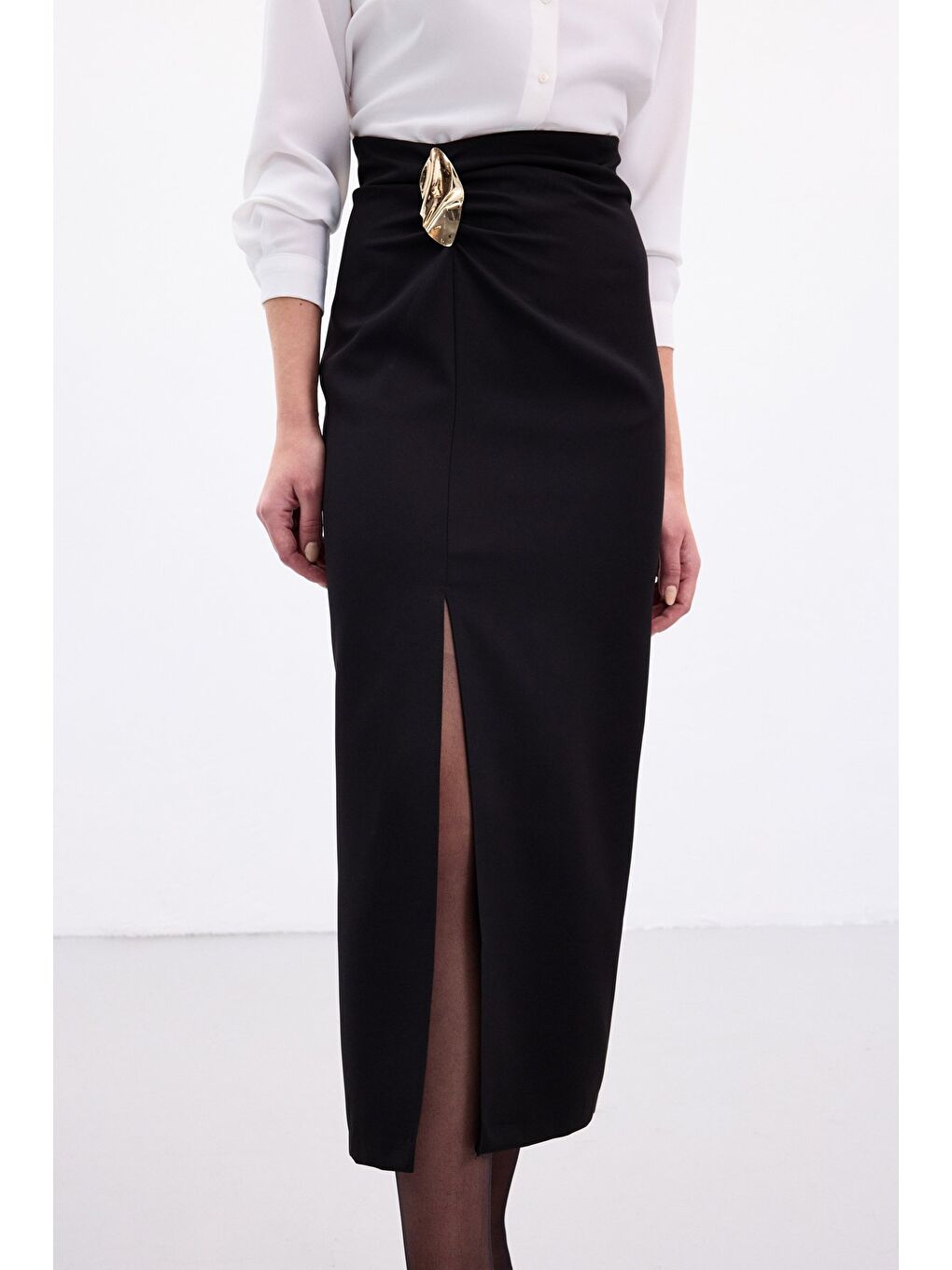 Gold Yan Aksesuarlı Etek - Siyah-4