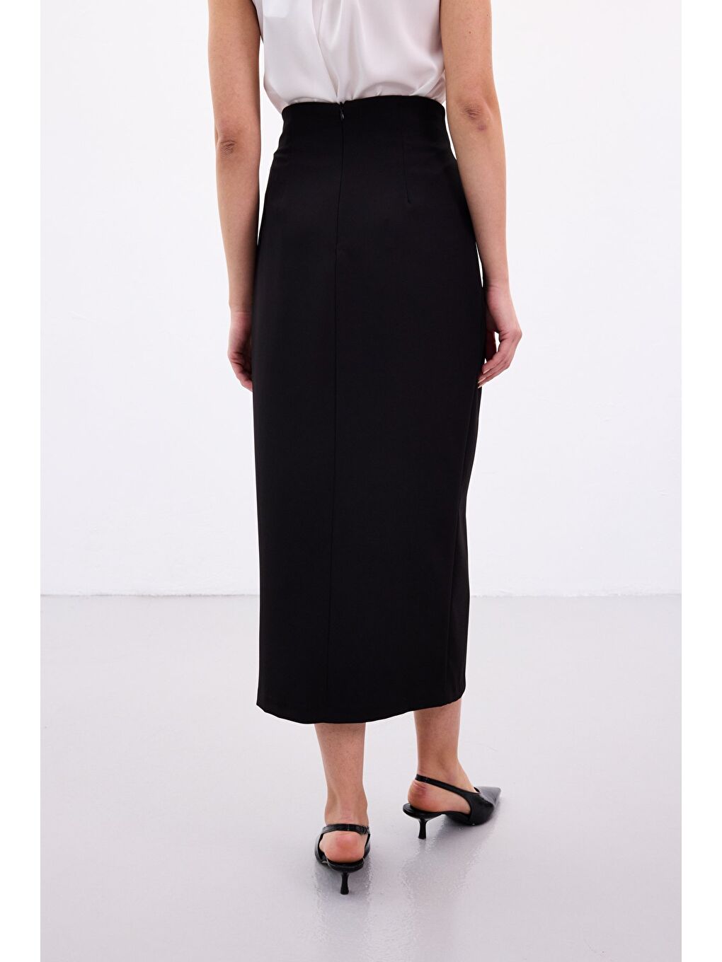 Gold Yan Aksesuarlı Etek - Siyah-6