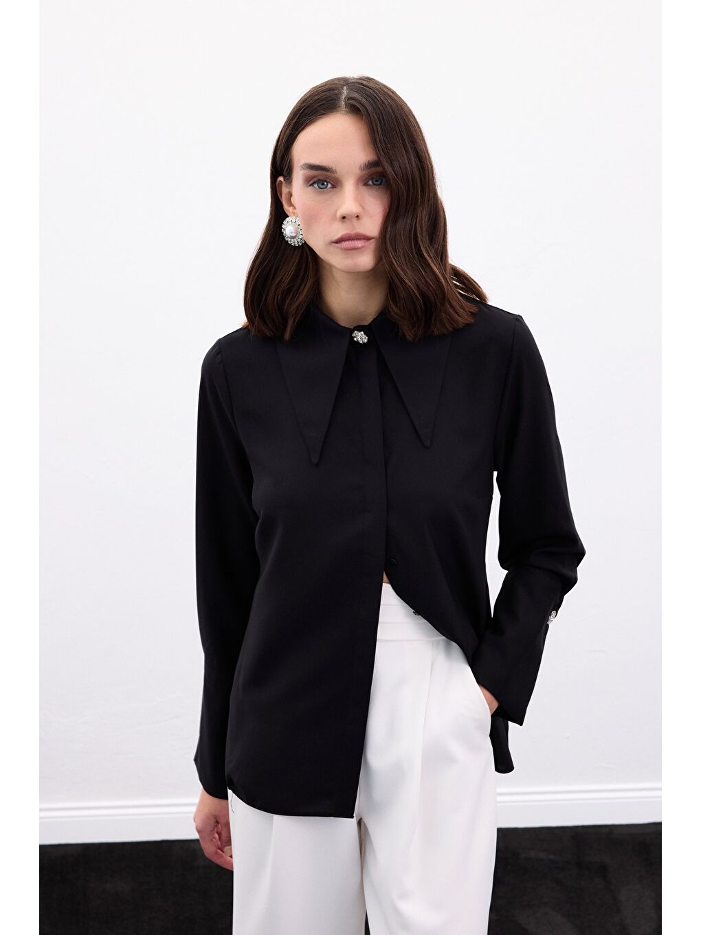 Yaka Ve Manşet Aksesuarlı Gömlek - Siyah