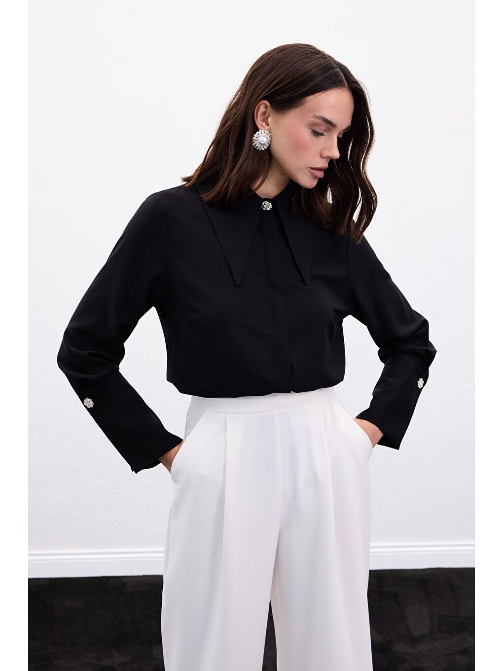 Yaka Ve Manşet Aksesuarlı Gömlek - Siyah-1