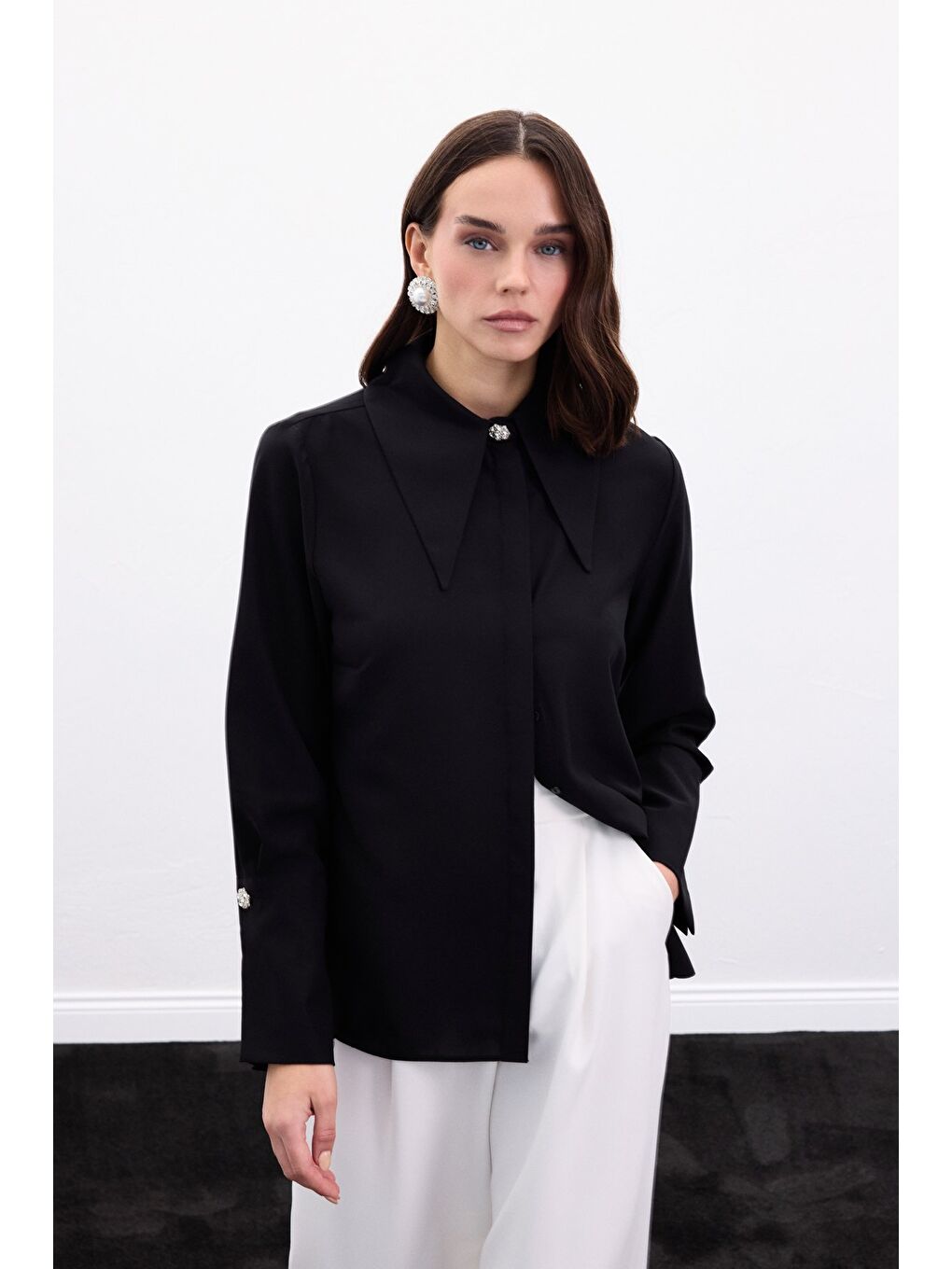 Yaka Ve Manşet Aksesuarlı Gömlek - Siyah-2