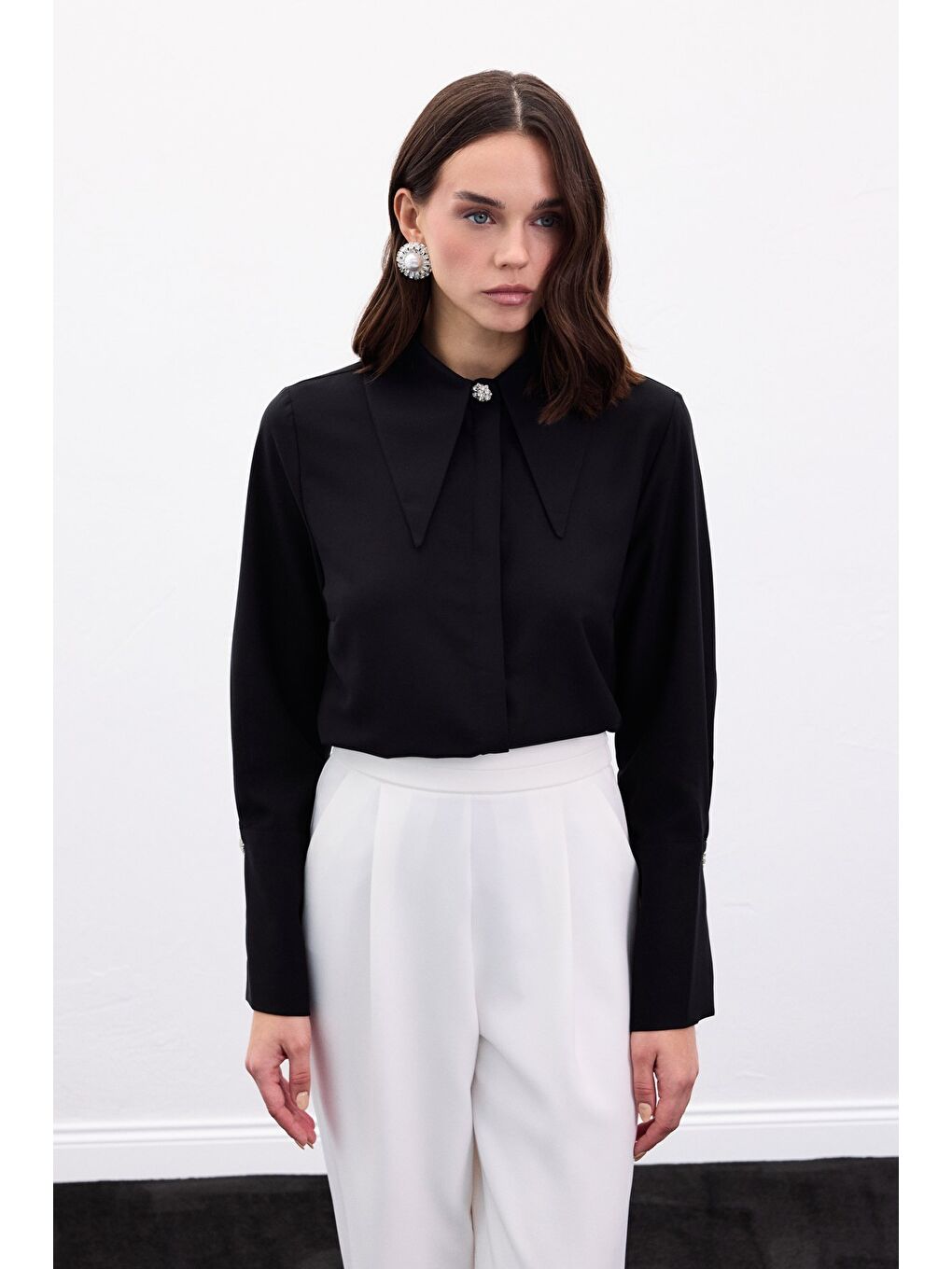 Yaka Ve Manşet Aksesuarlı Gömlek - Siyah-3