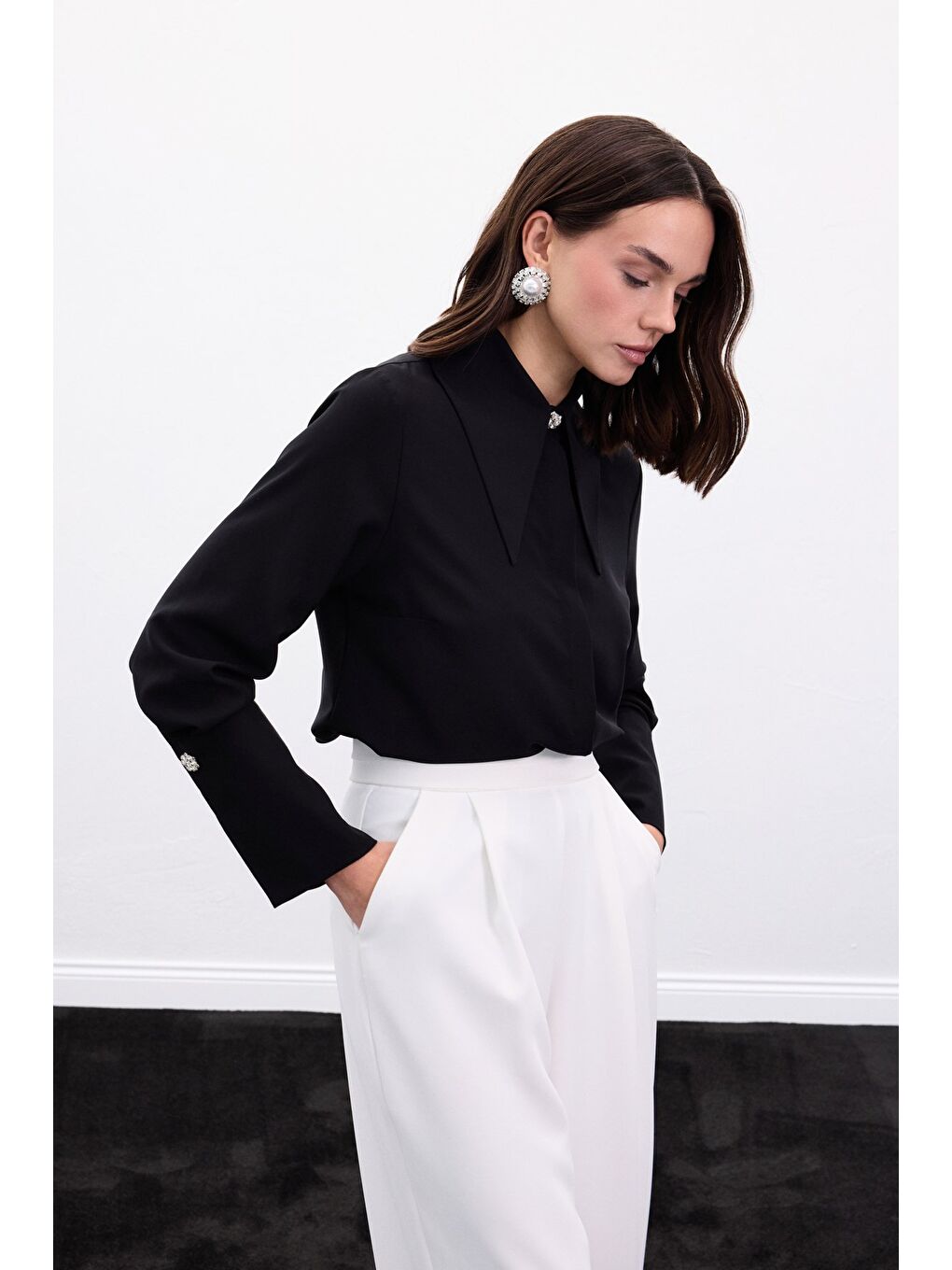 Yaka Ve Manşet Aksesuarlı Gömlek - Siyah-6