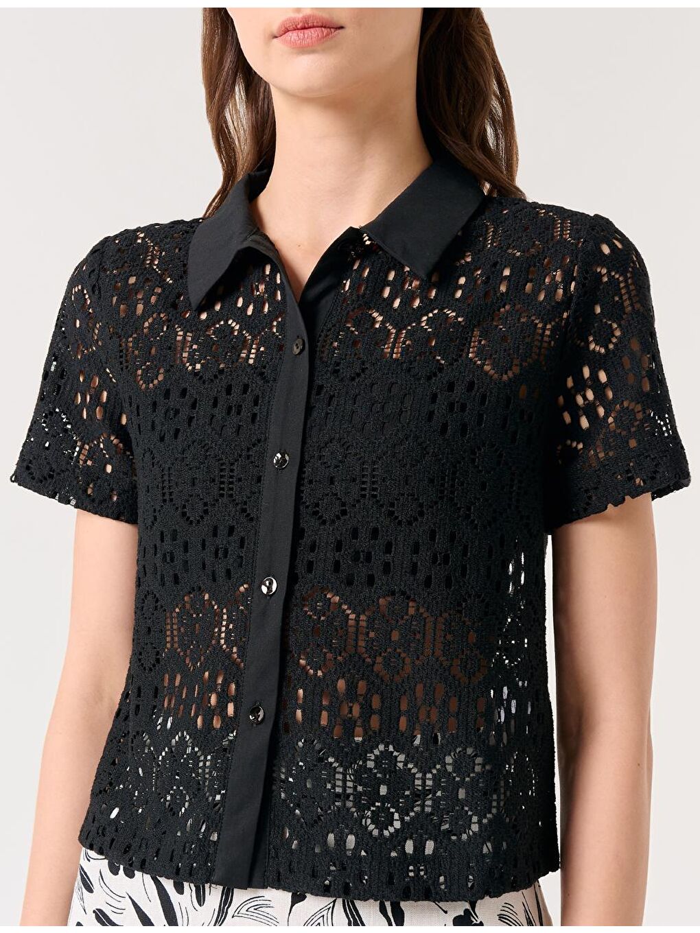 Siyah Dar Kesim Kısa Kollu Ajurlu Gömlek-3