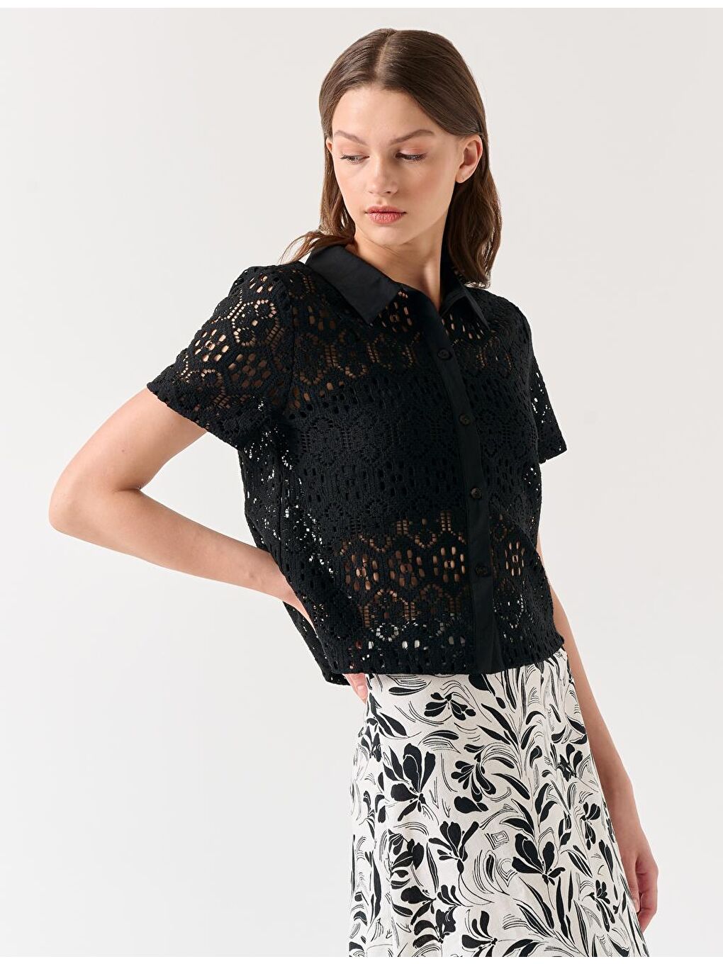 Siyah Dar Kesim Kısa Kollu Ajurlu Gömlek-1