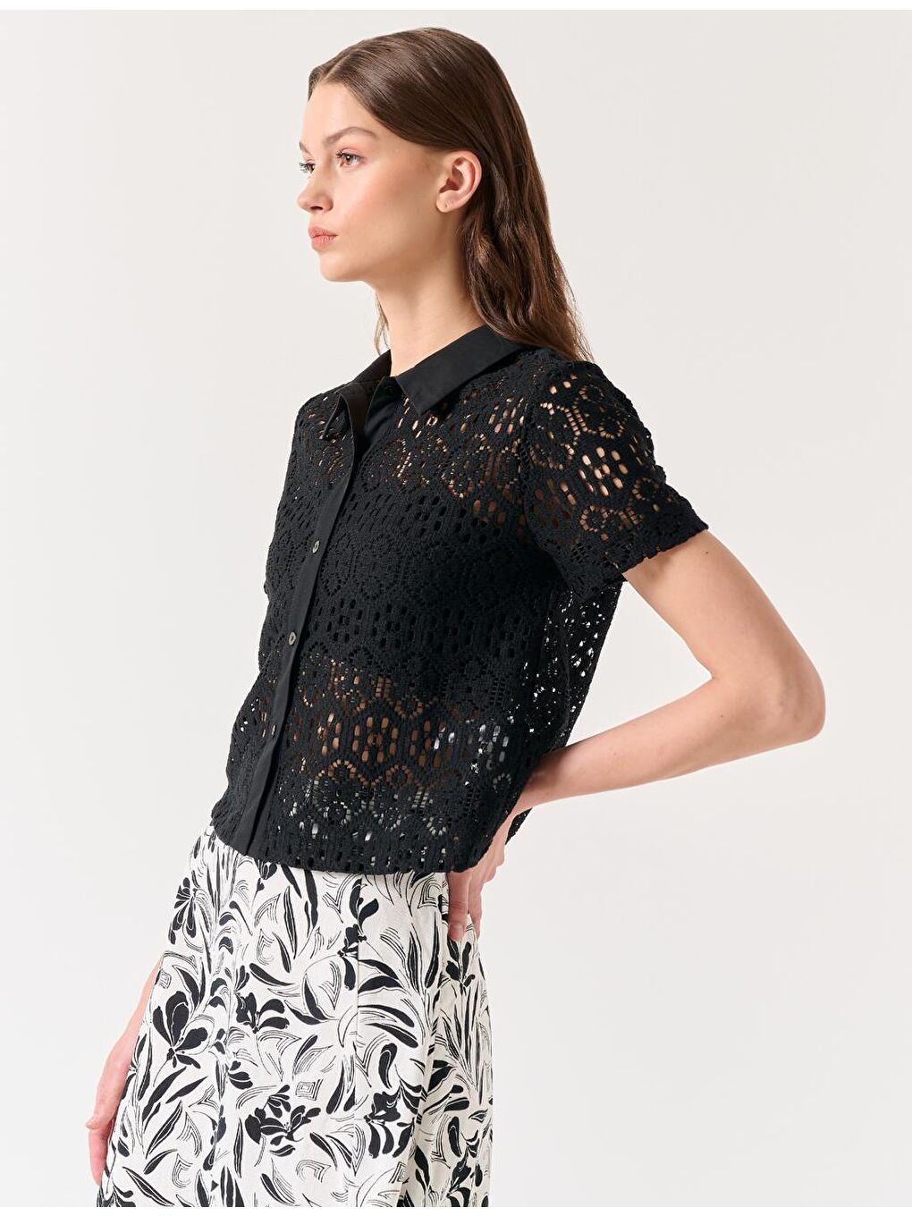 Siyah Dar Kesim Kısa Kollu Ajurlu Gömlek-2