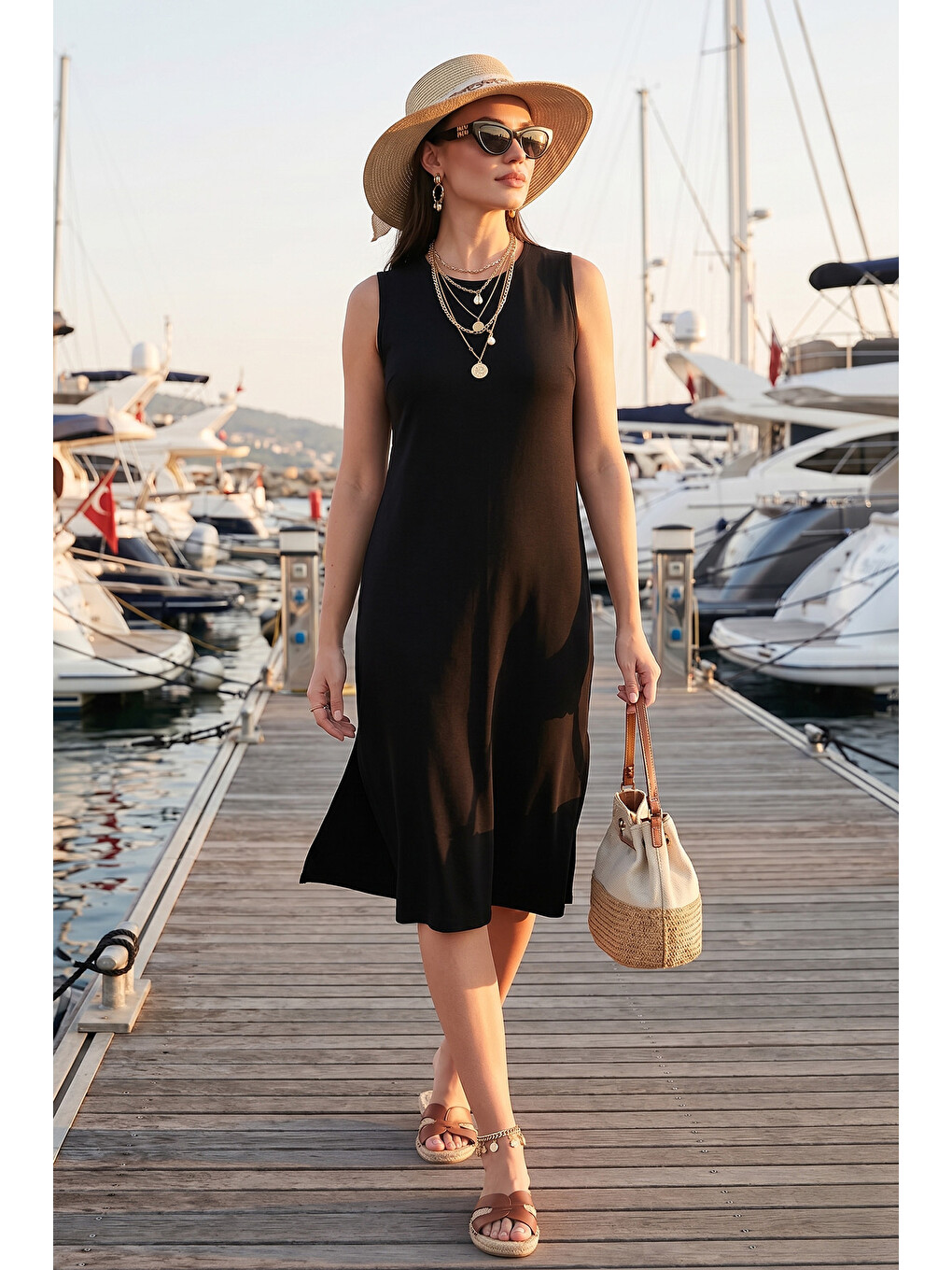 Siyah Regular Fit Bisiklet Yaka Yırtmaç Detaylı Basic Midi Elbise 5866160