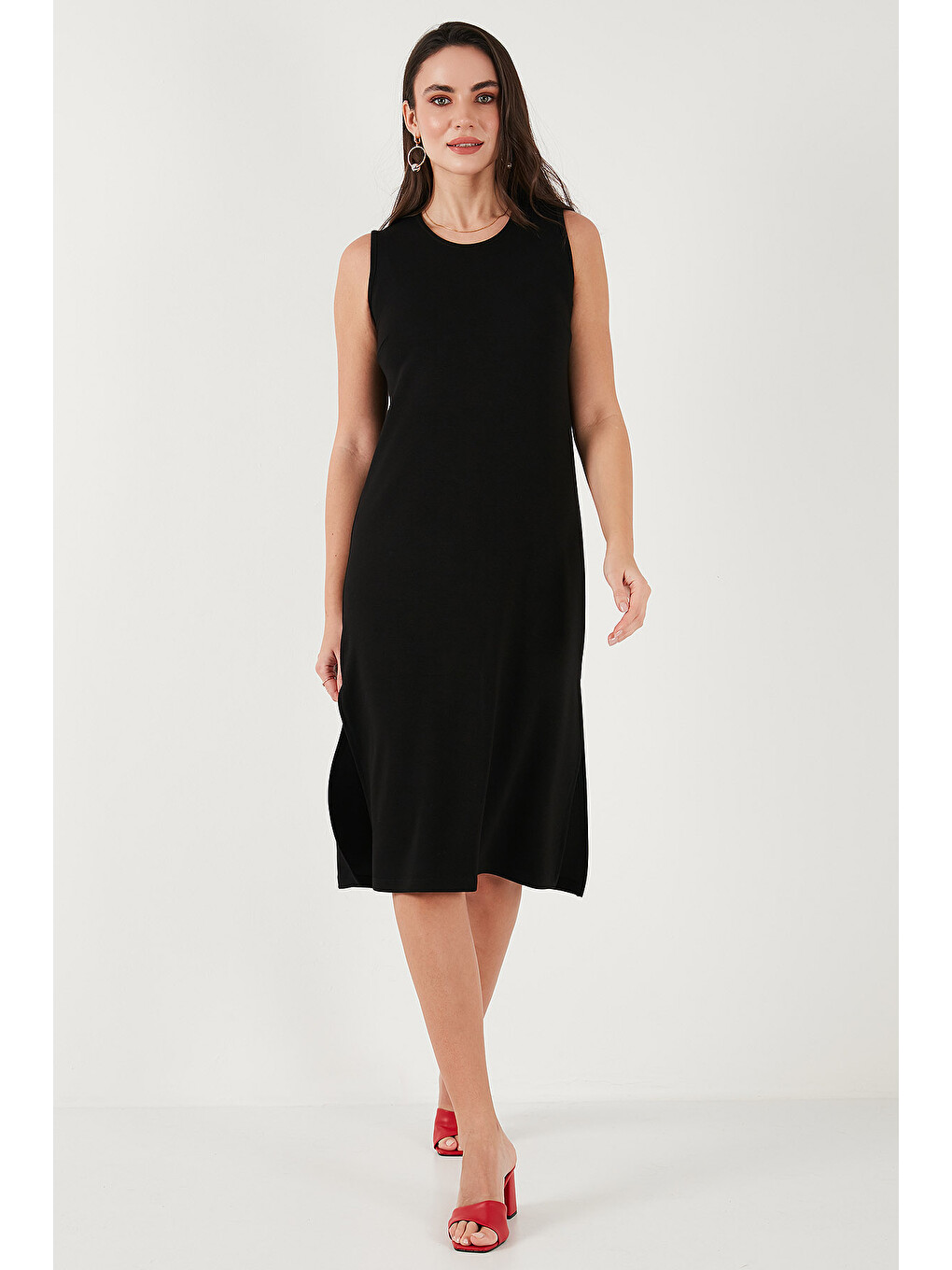 Siyah Regular Fit Bisiklet Yaka Yırtmaç Detaylı Basic Midi Elbise 5866160-1