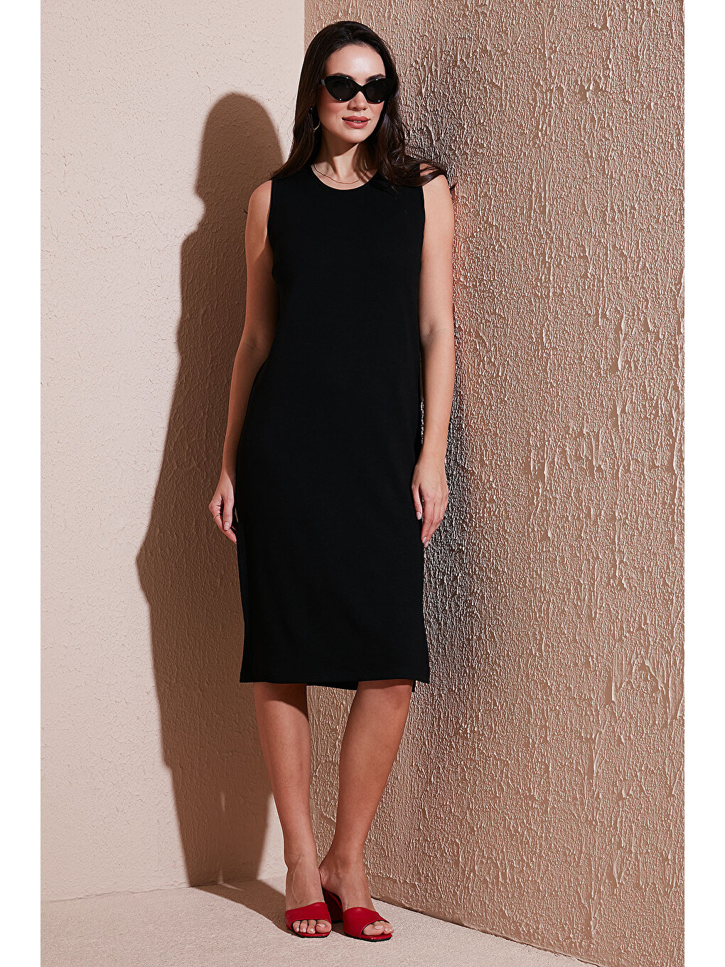 Siyah Regular Fit Bisiklet Yaka Yırtmaç Detaylı Basic Midi Elbise 5866160-2