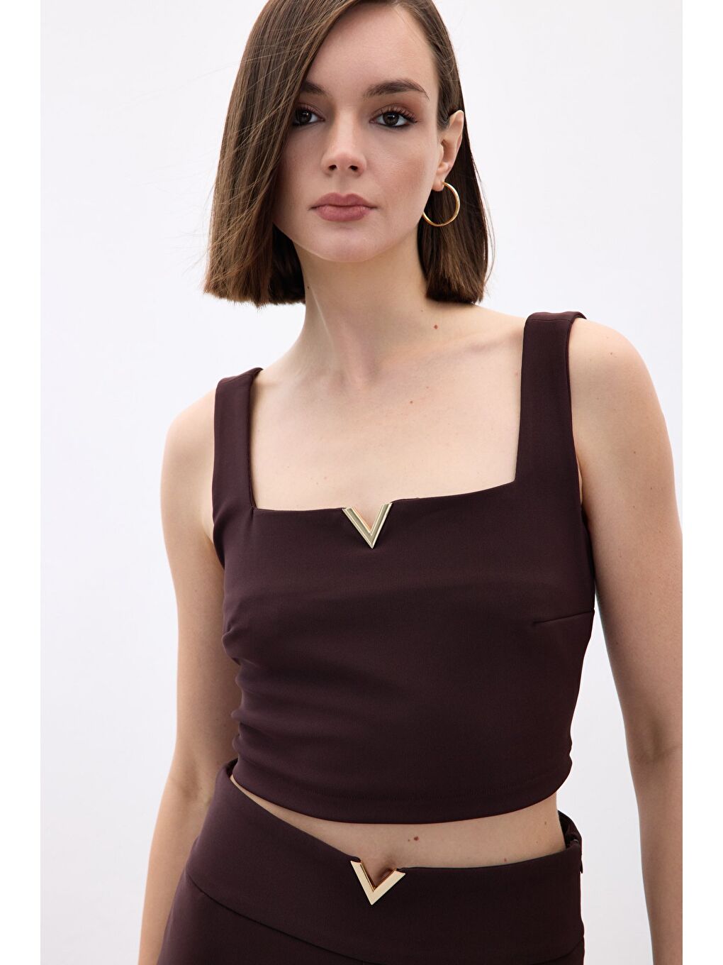 Kahverengi Yaka Gold Aksesuarlı Bluz - Kahve-1