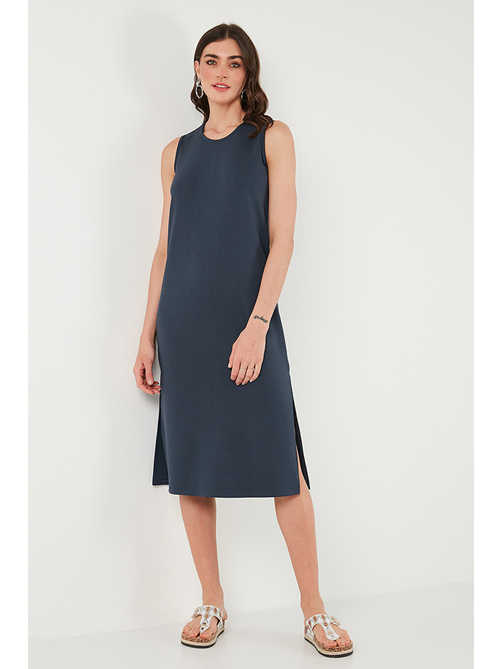 Gri Regular Fit Bisiklet Yaka Yırtmaç Detaylı Basic Midi Elbise 5866160-2