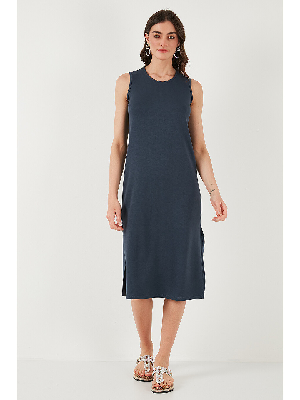 Gri Regular Fit Bisiklet Yaka Yırtmaç Detaylı Basic Midi Elbise 5866160-3