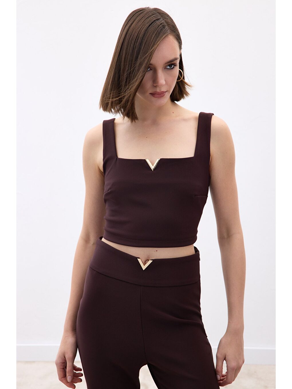 Kahverengi Yaka Gold Aksesuarlı Bluz - Kahve-4