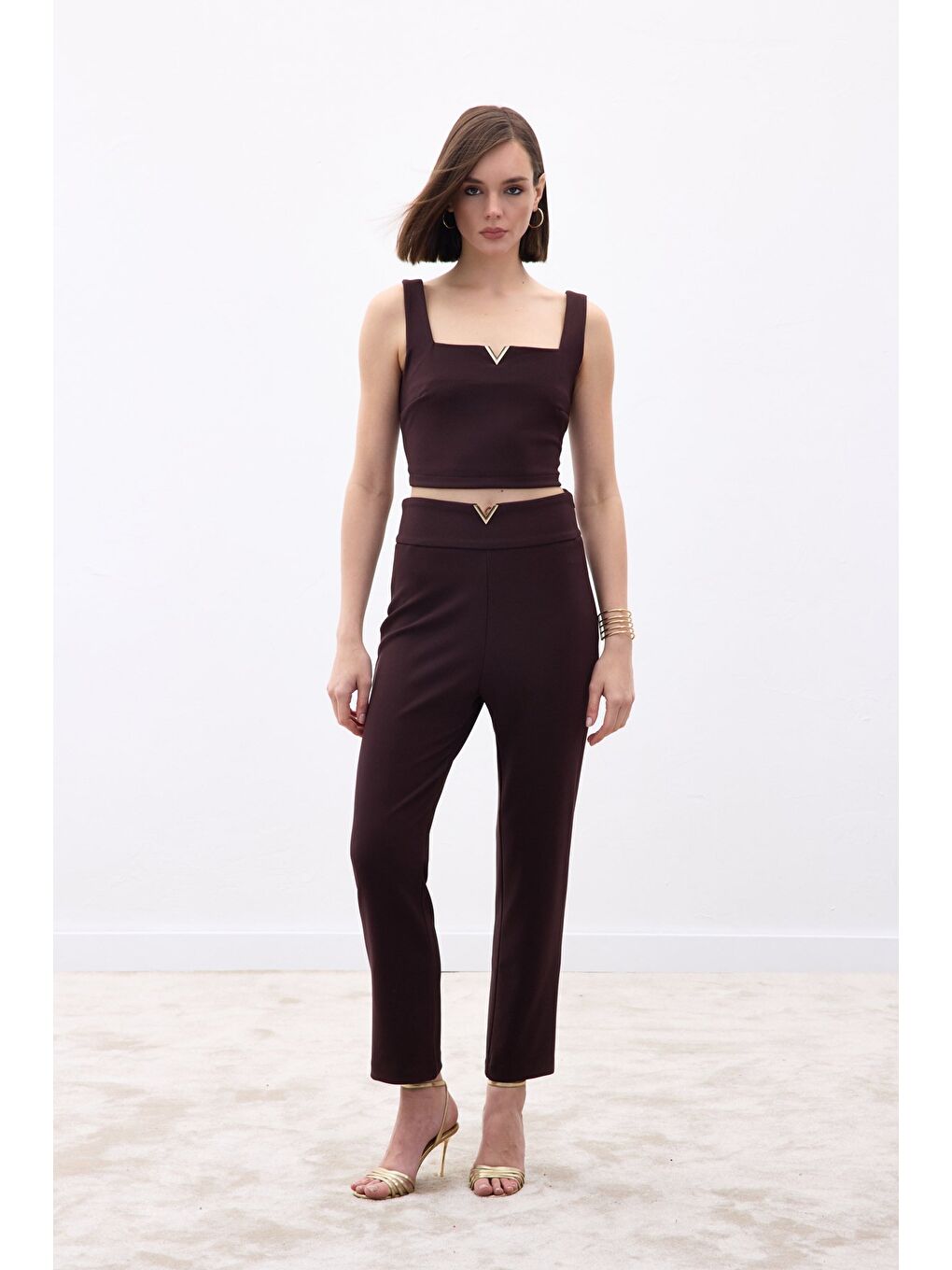 Kahverengi Yaka Gold Aksesuarlı Bluz - Kahve-5