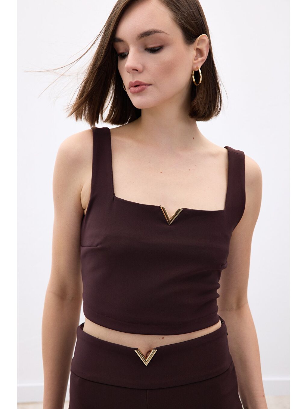 Kahverengi Yaka Gold Aksesuarlı Bluz - Kahve-6