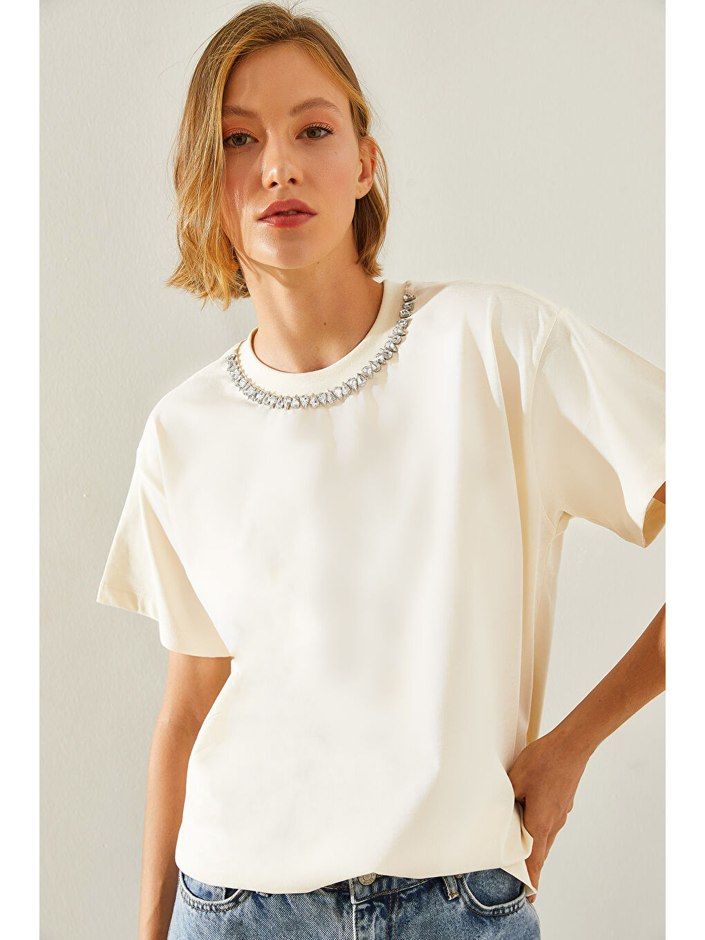 Ekru Kadın Yakası Taş İşlemeli Penye Tshirt