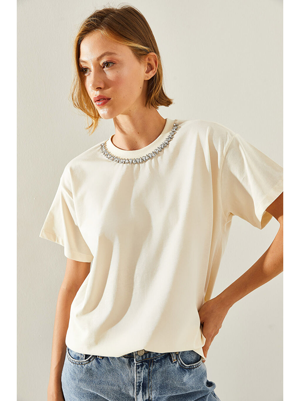 Ekru Kadın Yakası Taş İşlemeli Penye Tshirt-1