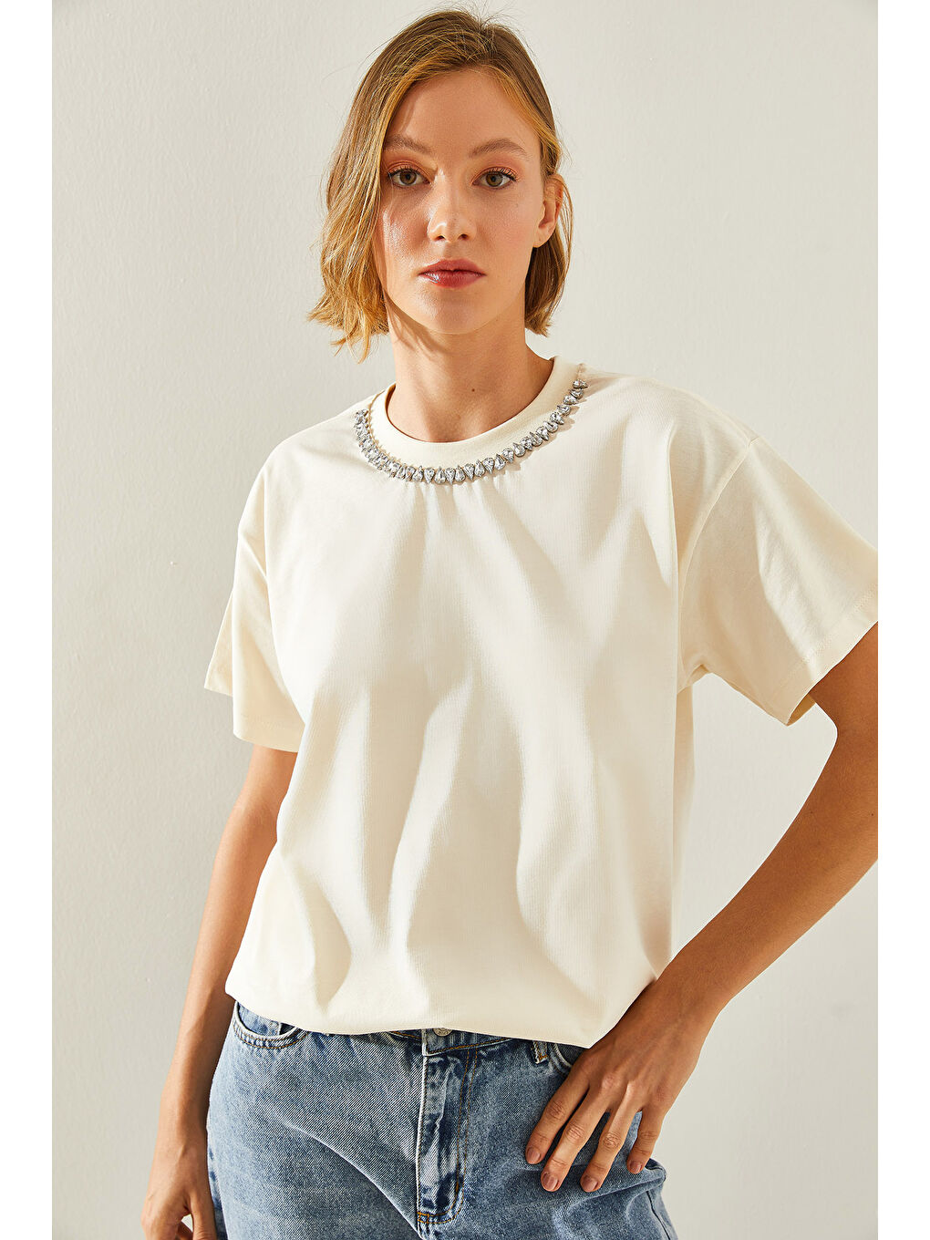 Ekru Kadın Yakası Taş İşlemeli Penye Tshirt-3