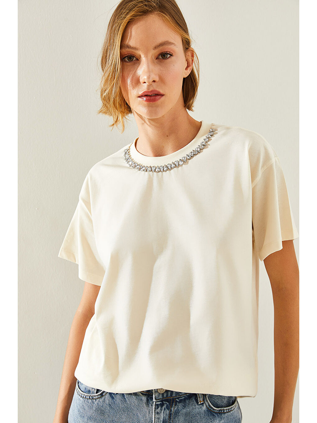 Ekru Kadın Yakası Taş İşlemeli Penye Tshirt-4