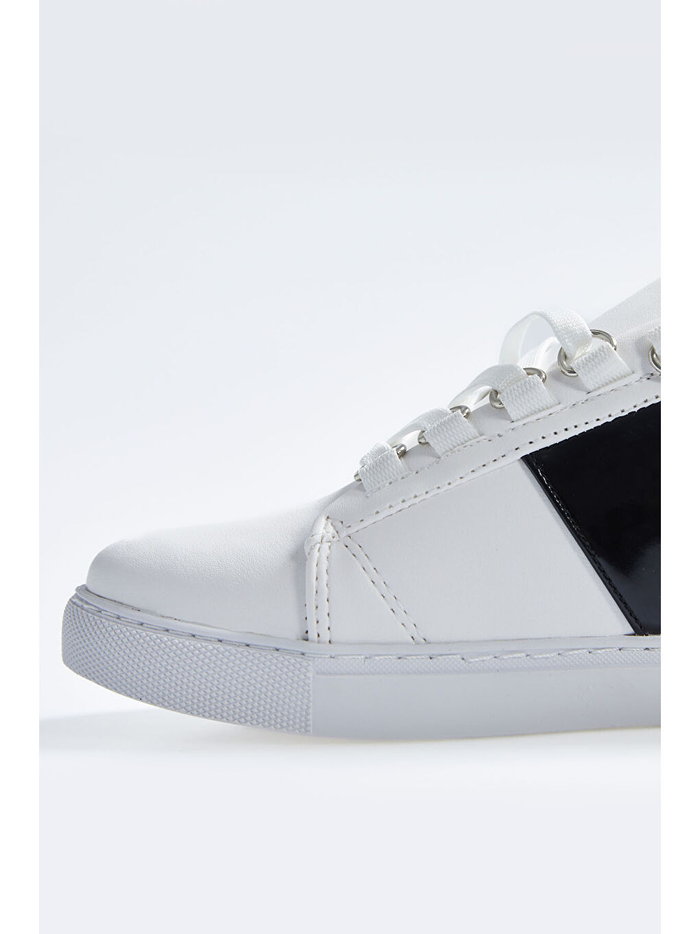 Beyaz - Siyah Bağcıklı Şerit Detaylı Suni Deri Kadın Spor Ayakkabı - 89202-2