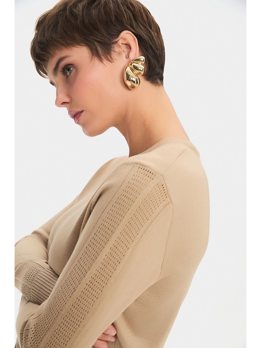 Bej Kadın Exclusive Viskoz Karışımlı Normal Kalıp Bisiklet Yaka Ajur Detaylı Triko Kazak