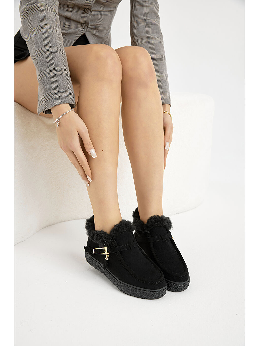 Kadın Siyah Termo Taban Süet Görünümlü Kürklü ve Püsküllü Günlük Kısa Bot-1