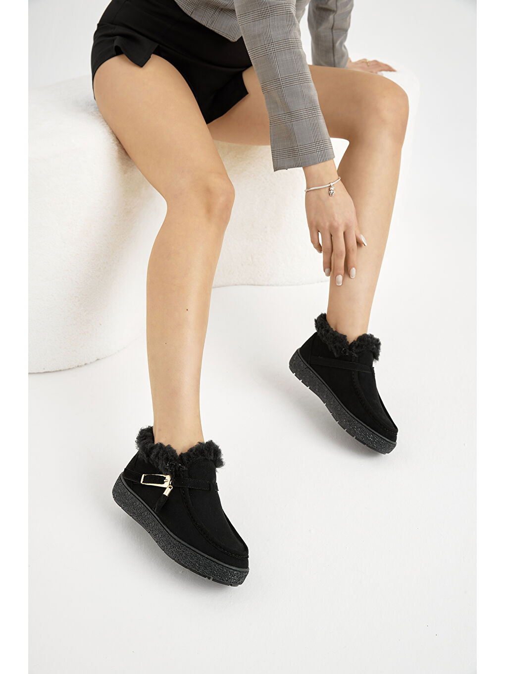 Kadın Siyah Termo Taban Süet Görünümlü Kürklü ve Püsküllü Günlük Kısa Bot-2