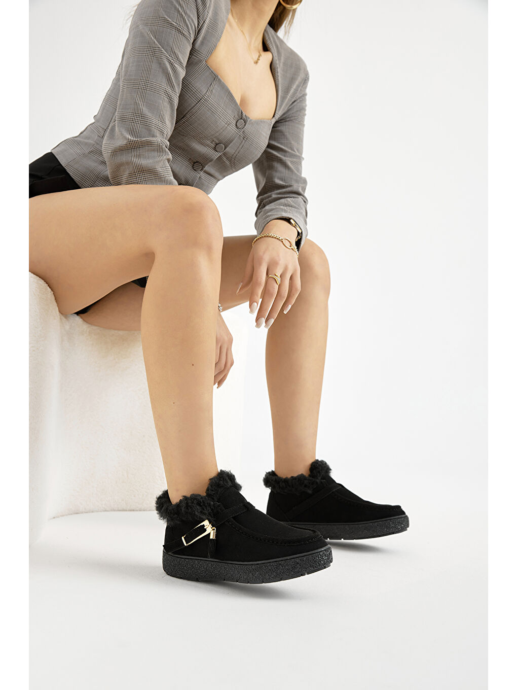 Kadın Siyah Termo Taban Süet Görünümlü Kürklü ve Püsküllü Günlük Kısa Bot-3