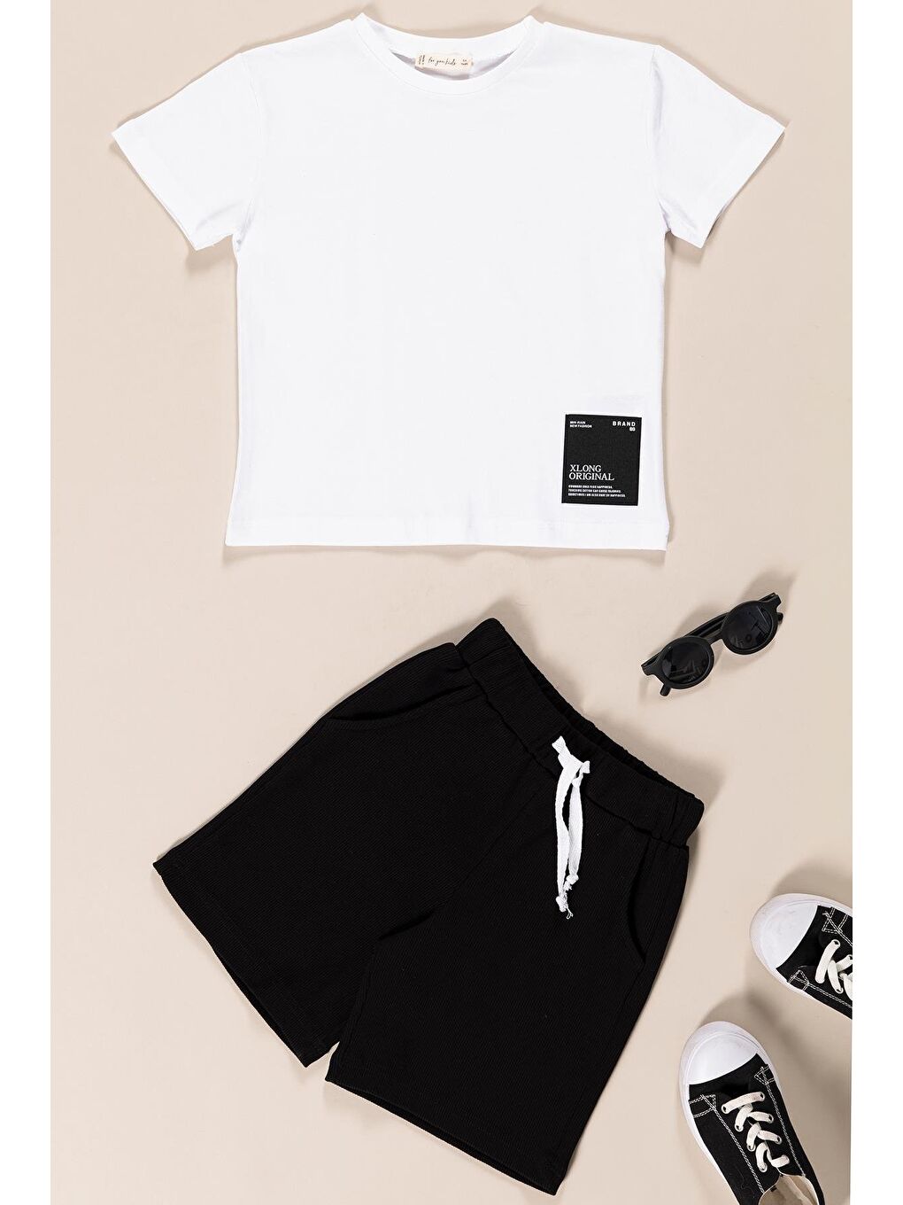 Geniş Etiket Detaylı Erkek Çocuk T-Shirt Şort Takım | Siyah Beyaz