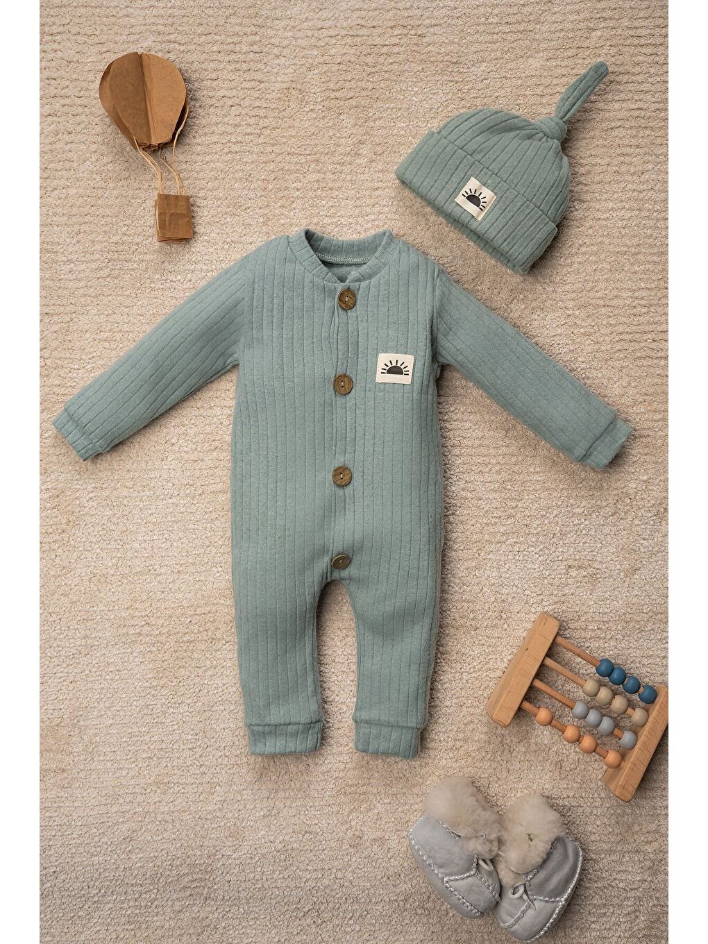 Yeşil Bereli Güneş Armalı Düz Renk Tulum Bebek Takımı