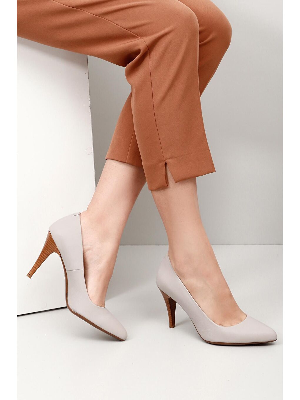 Bej Hakiki Deri Sivri Burun İnce Yüksek Topuklu Stiletto Kadın Ayakkabı 22354