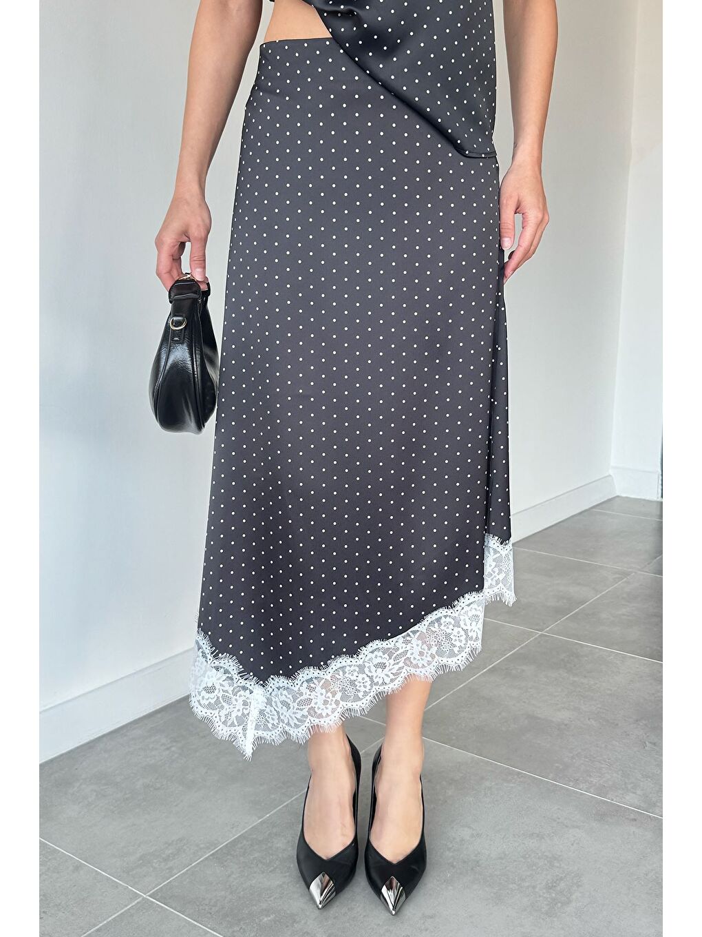 Siyah Kadın Puantiyeli Dantel Detaylı Saten Etek-1