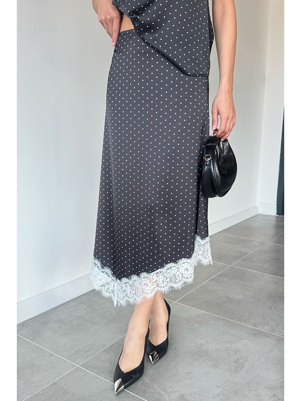 Siyah Kadın Puantiyeli Dantel Detaylı Saten Etek-2