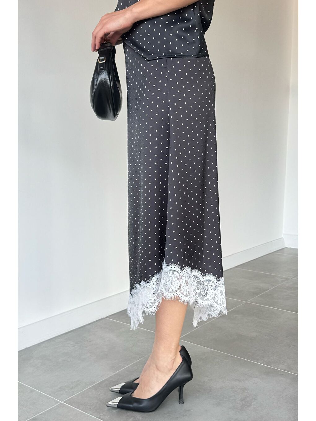 Siyah Kadın Puantiyeli Dantel Detaylı Saten Etek-3
