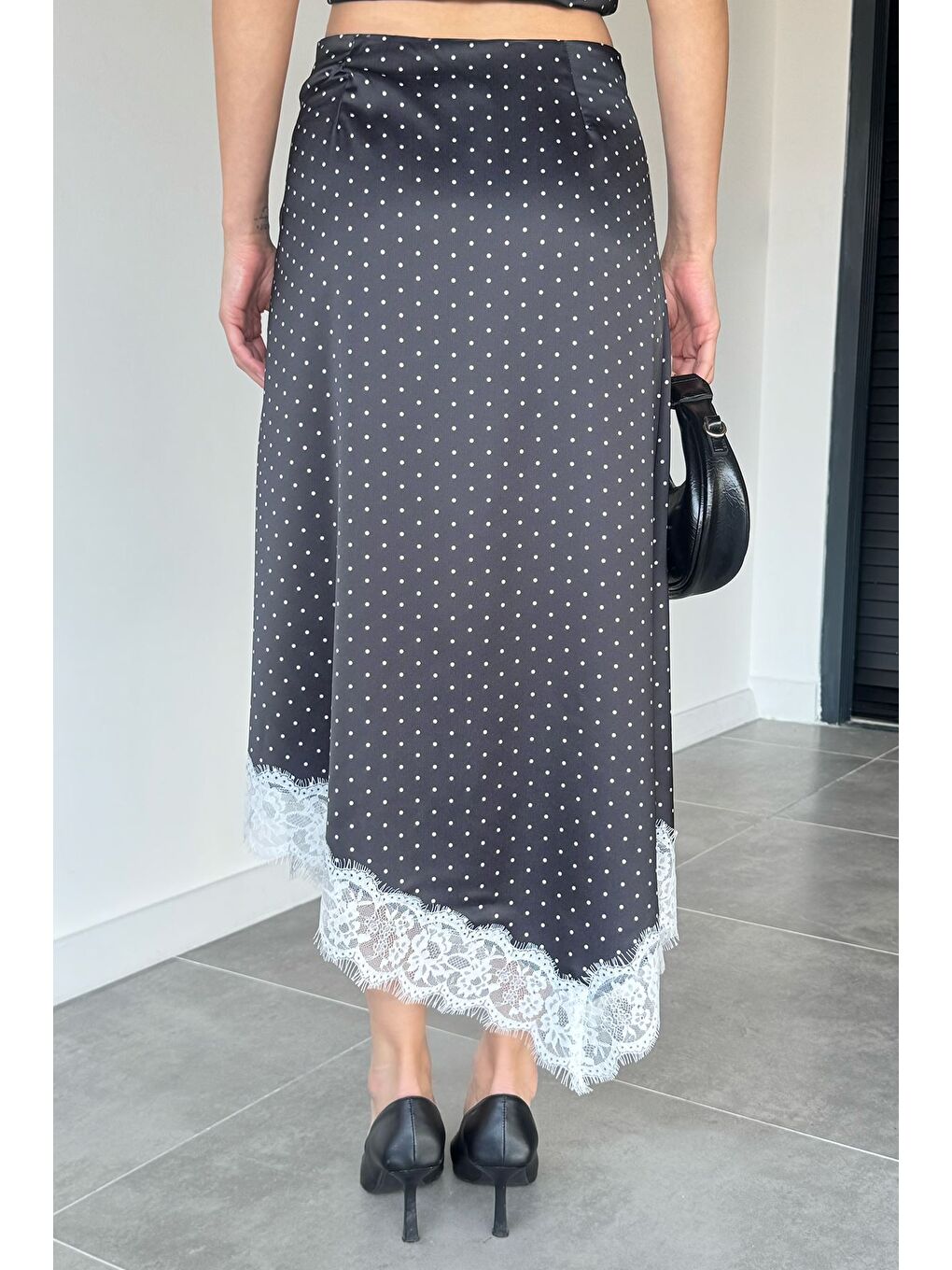 Siyah Kadın Puantiyeli Dantel Detaylı Saten Etek-4