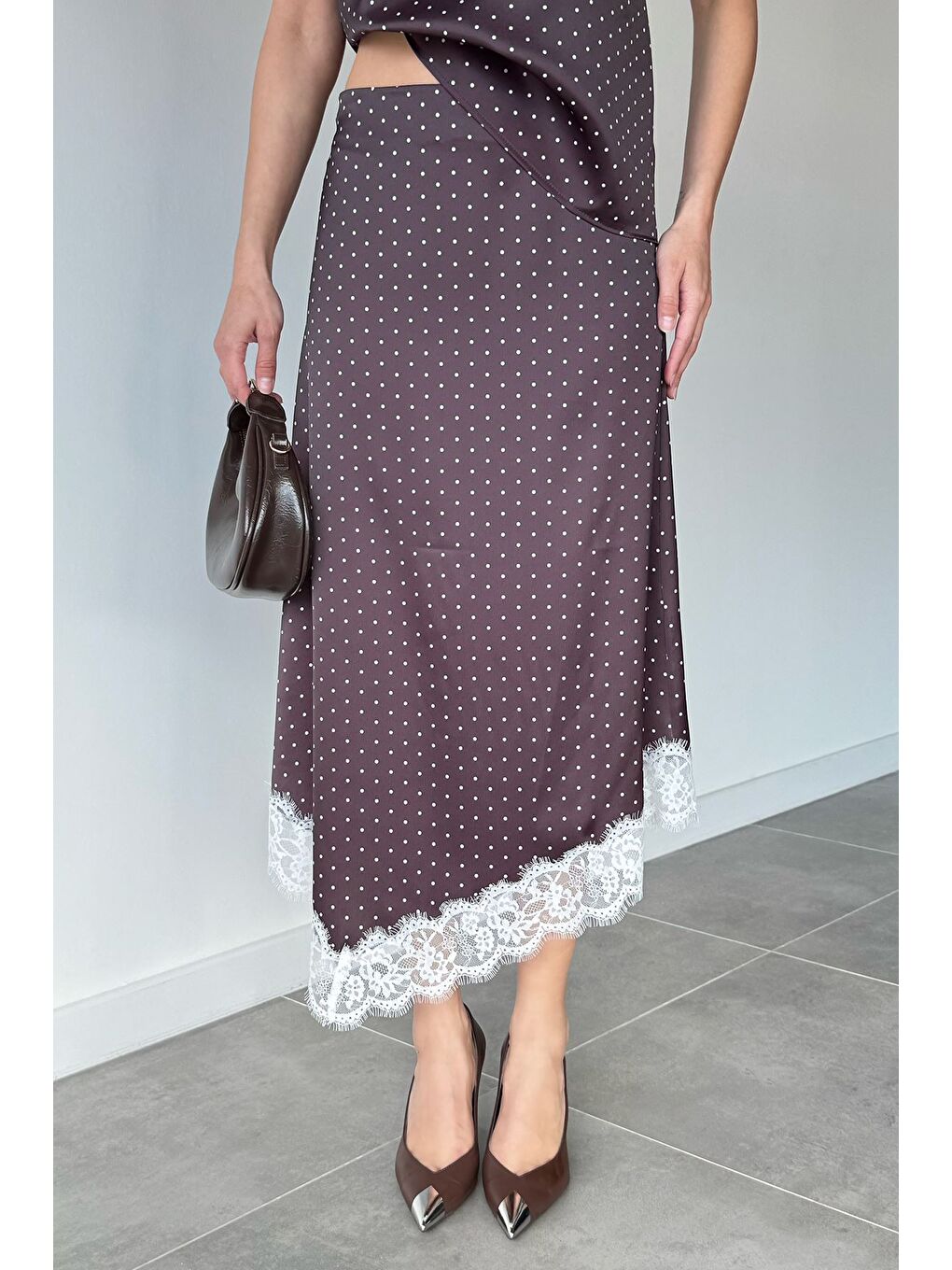Kahverengi Kadın Puantiyeli Dantel Detaylı Saten Etek-1
