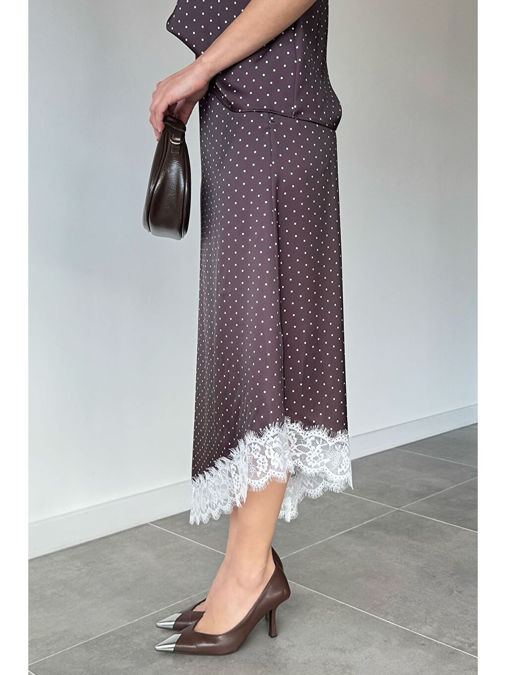 Kahverengi Kadın Puantiyeli Dantel Detaylı Saten Etek-3