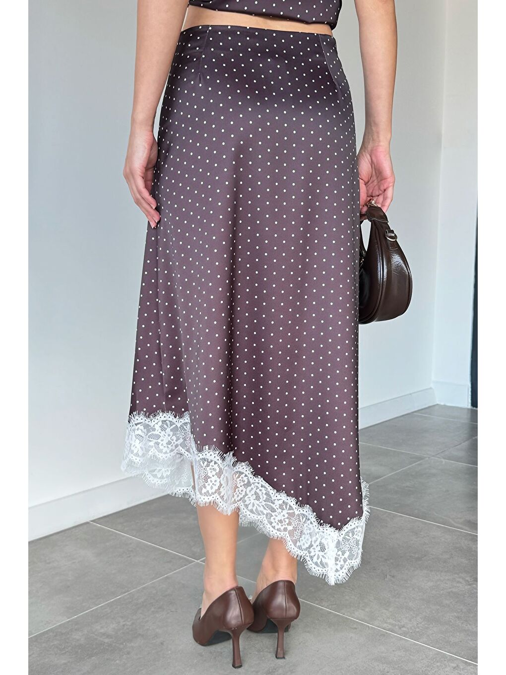 Kahverengi Kadın Puantiyeli Dantel Detaylı Saten Etek-4